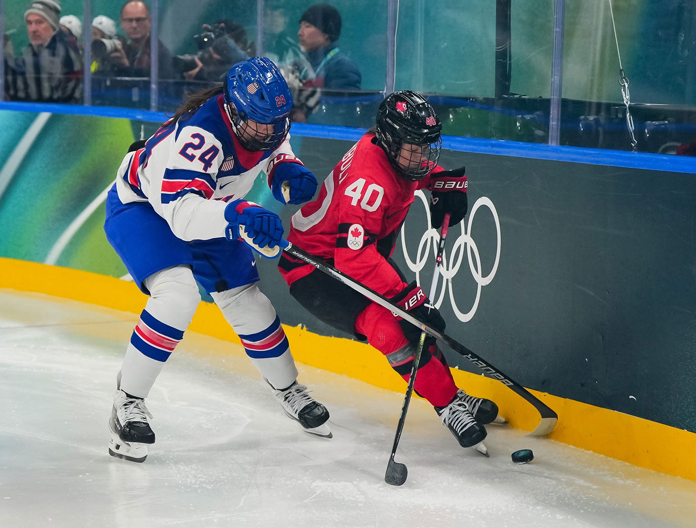 bekijk de spannende ijshockeywedstrijd tussen canada en frankrijk, gekenmerkt door een intense vechtpartij op het ijs.