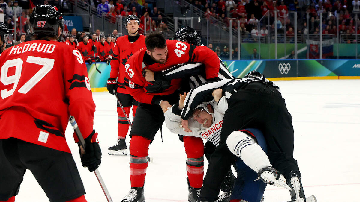 bekijk de spannende ijshockeywedstrijd tussen canada en frankrijk met een intense vechtpartij op het ijs. mis geen enkel moment van deze actievolle confrontatie!
