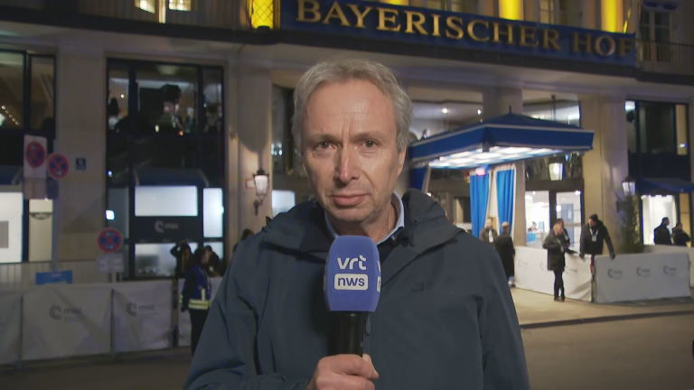 ontdek hoe een man stevig staat met zelfvertrouwen en kracht. tips en inzichten voor een stabiele en indrukwekkende houding.