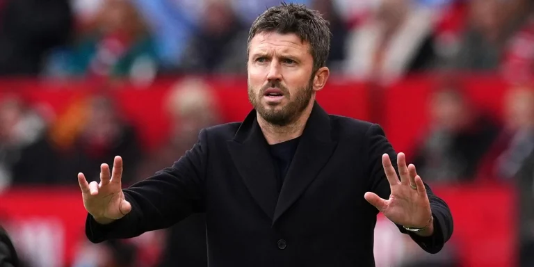 voormalig manchester united-ster organiseert tennisevenement op 45-jarige leeftijd, waarbij sportiviteit en entertainment centraal staan.