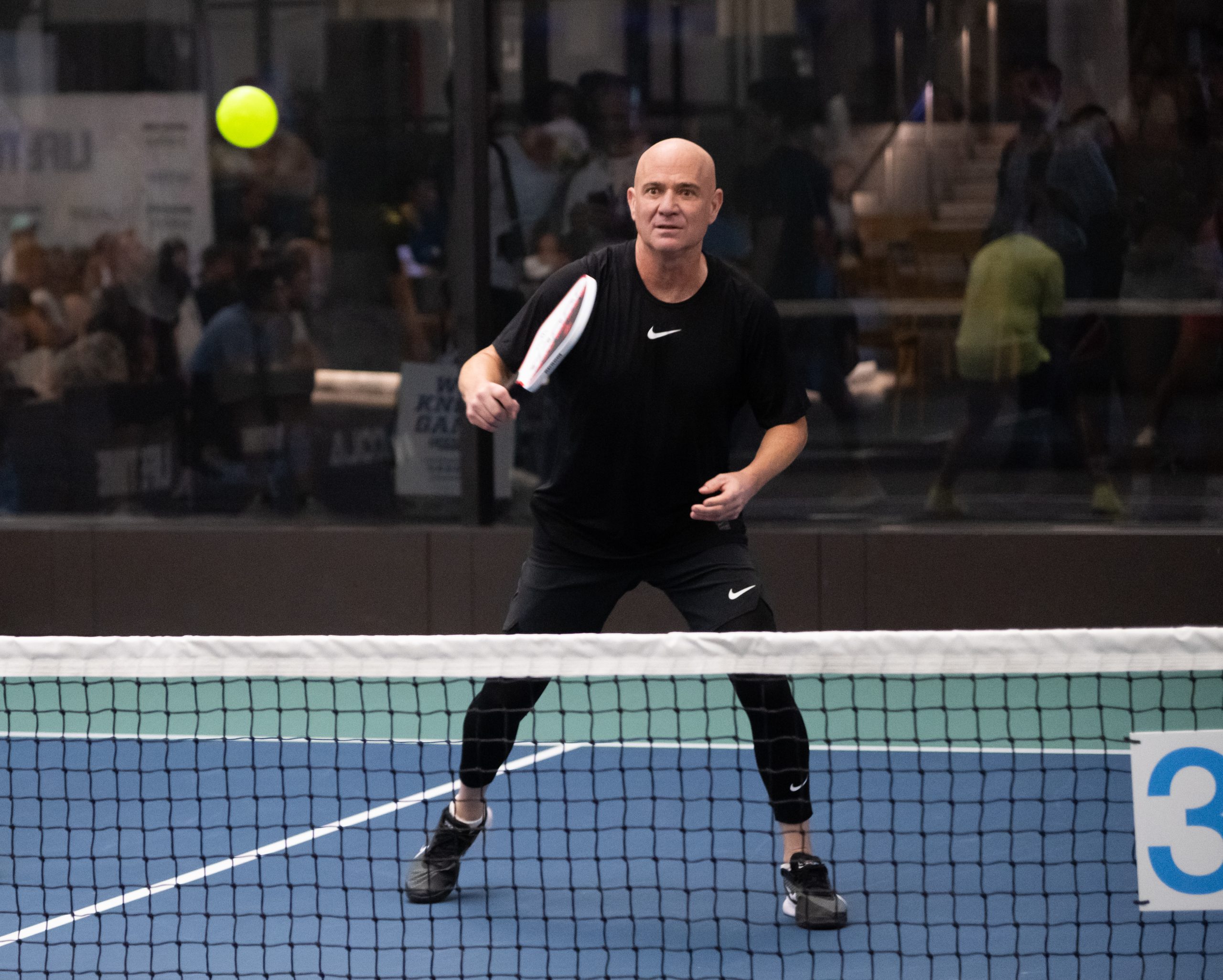 agassi vergelijkt de sport tennis met pickleball en deelt zijn inzichten over de overeenkomsten en verschillen tussen beide sporten.