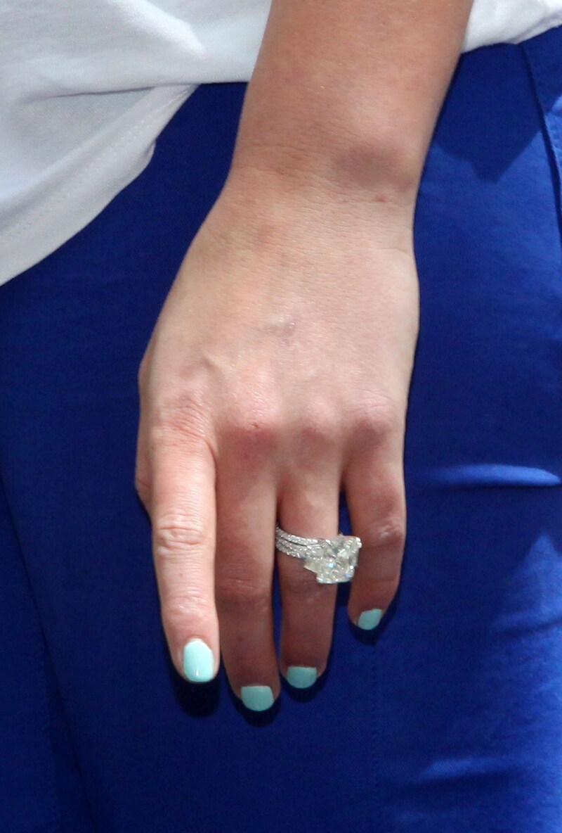 ontdek de schitterende 12-karaats diamanten verlovingsring van aryna sabalenka, ter waarde van 1 miljoen dollar. een symbool van luxe en elegantie.
